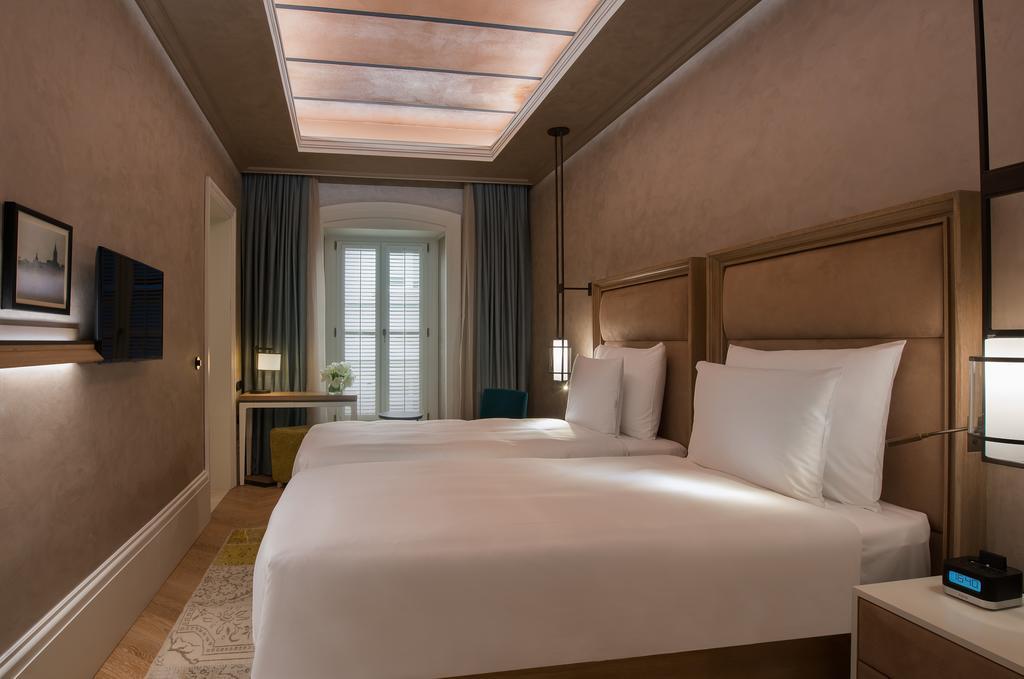 City Signature Twin Room