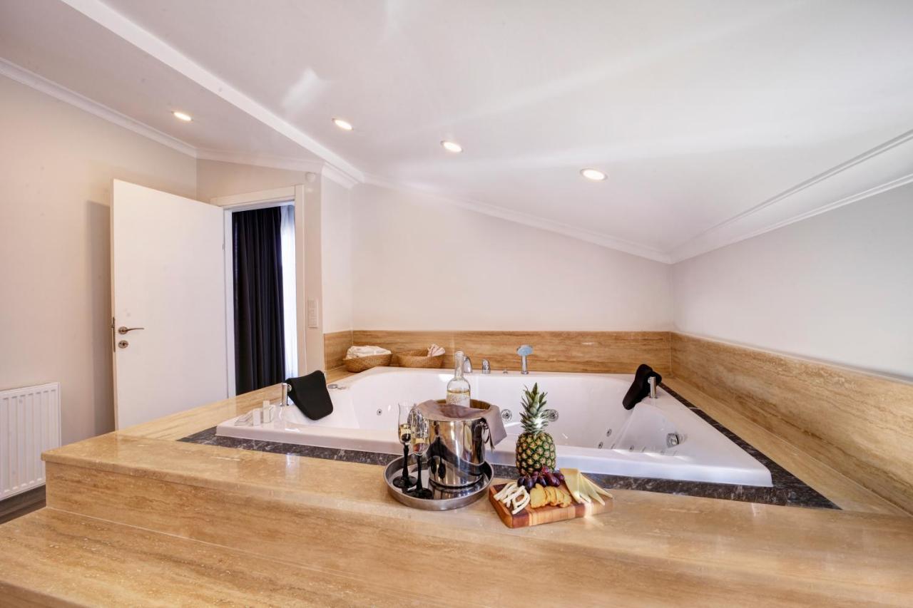 Deluxe Suite with Spa Bath