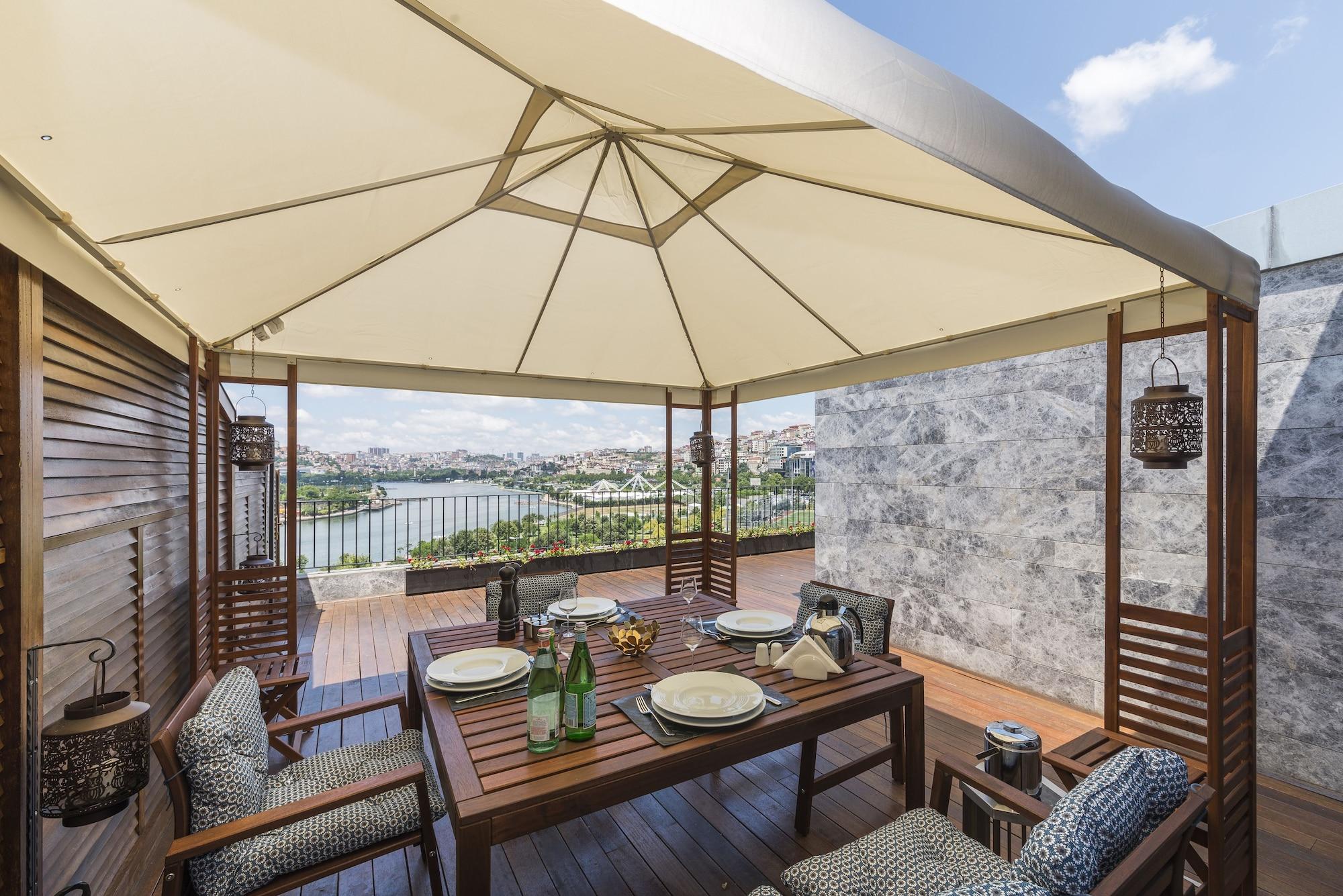 Deluxe Room with Terrace and Golden Horn View