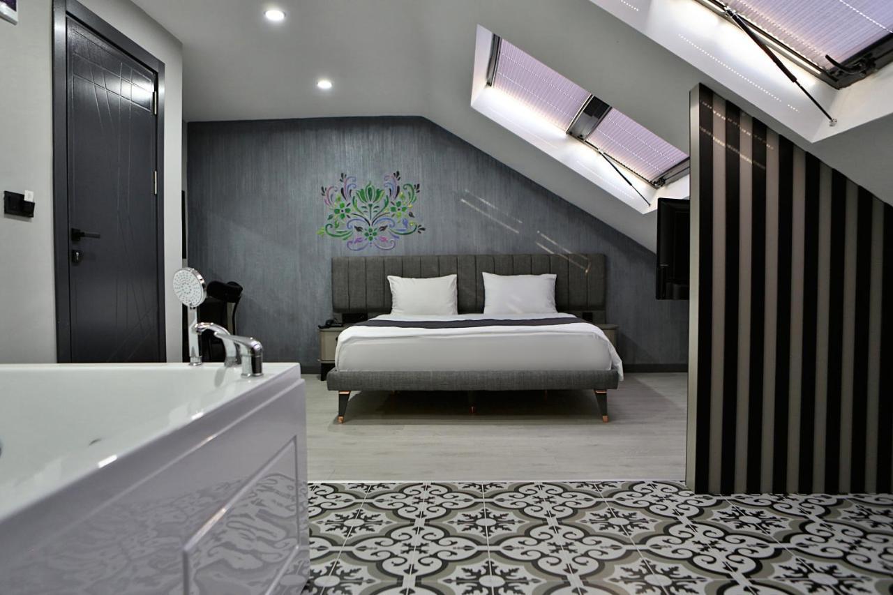 Queen Room with Spa Bath