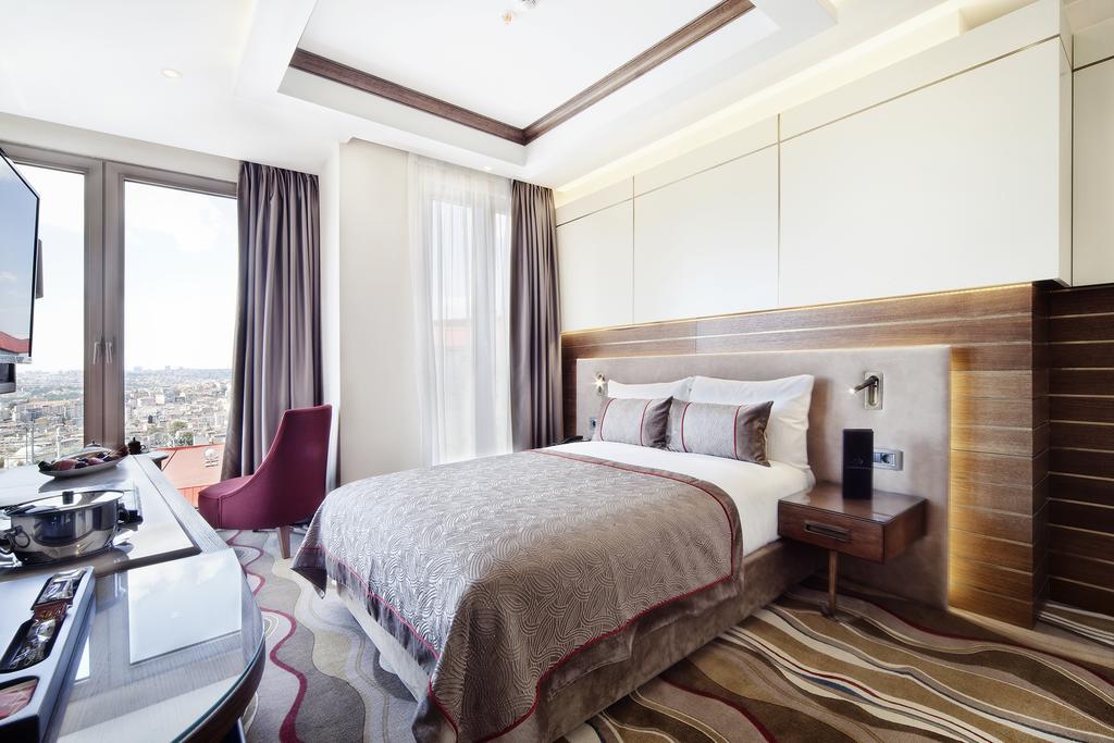 Deluxe Room with Golden Horn View
