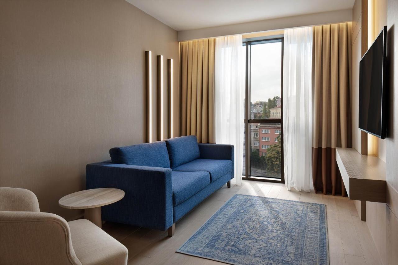 Executive Suite with Lounge Access