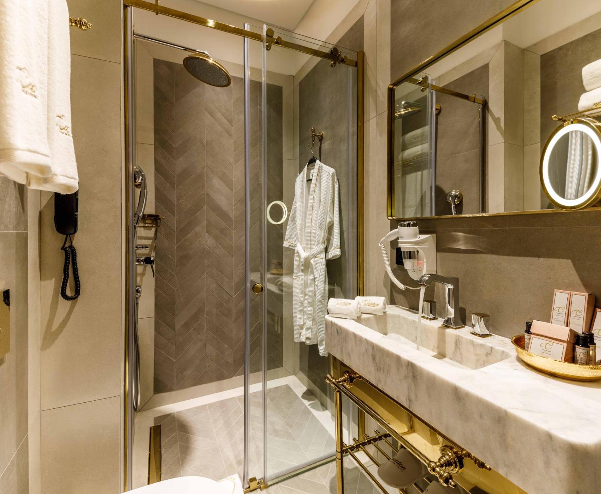 Deluxe Double Room (2 Adults + 1 Child)