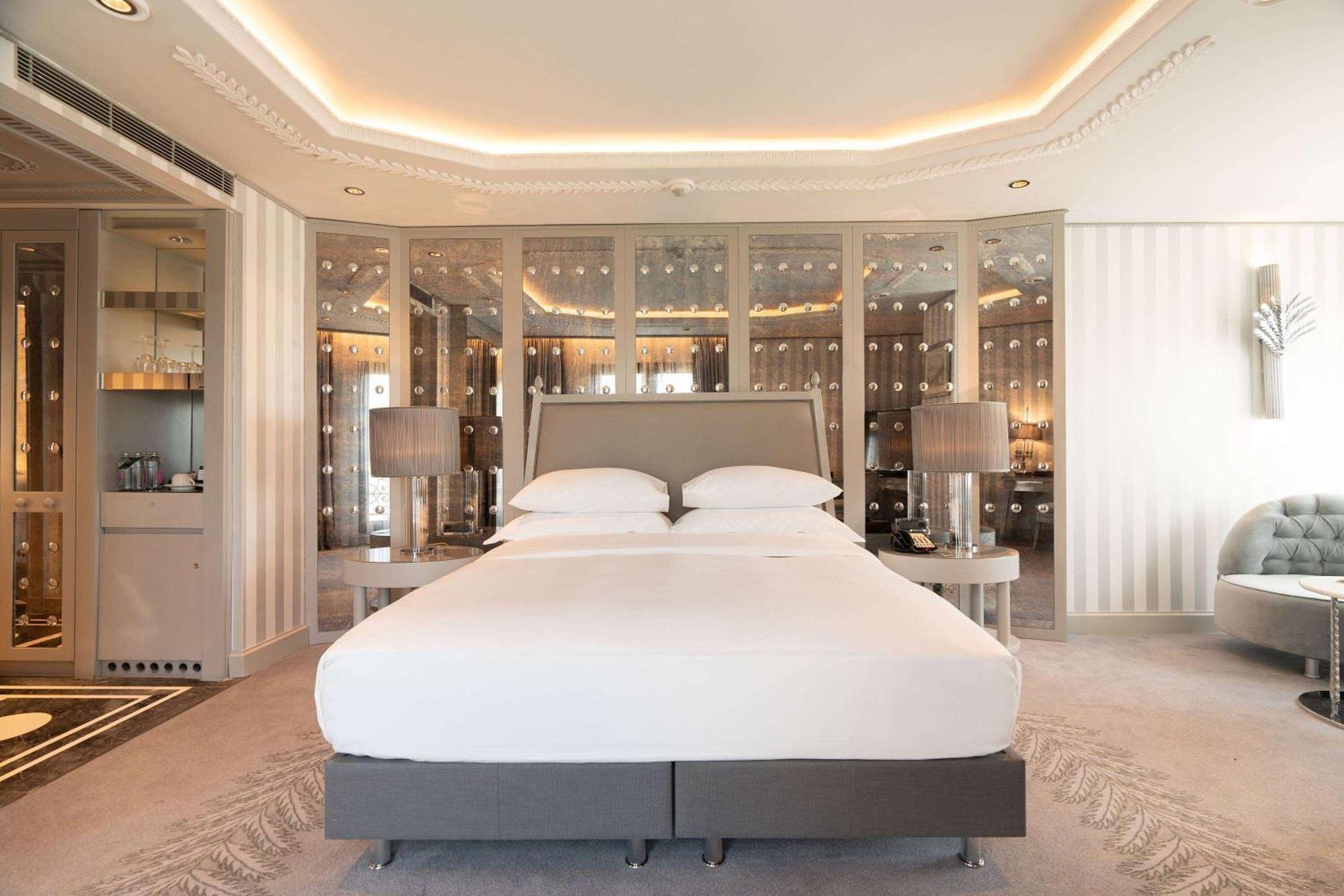 Eckzimmer mit Kingsize-Bett, Whirlpool und Blick auf den Yachthafen