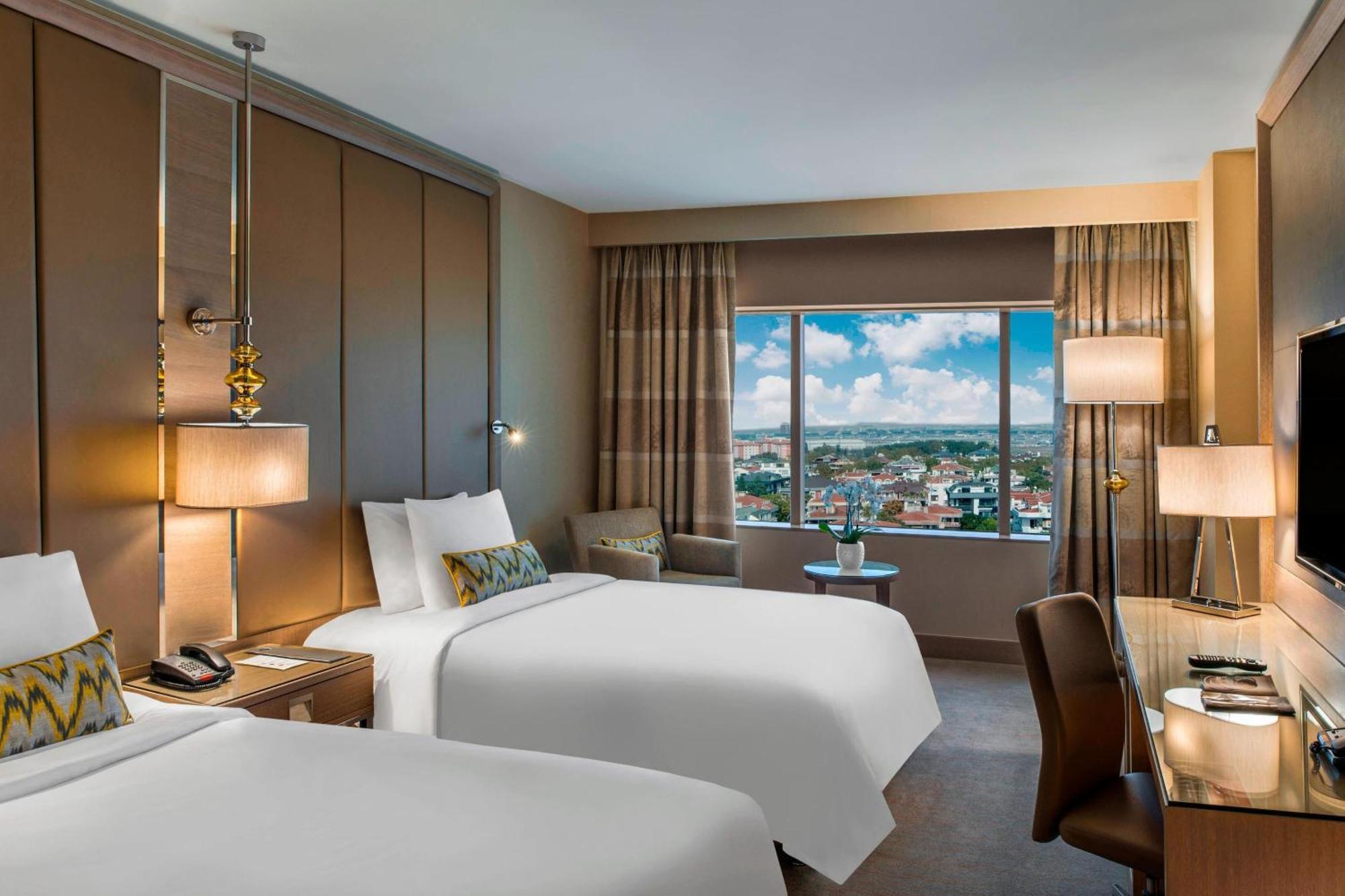 Executive Twin Room with City View and Club Lounge Access