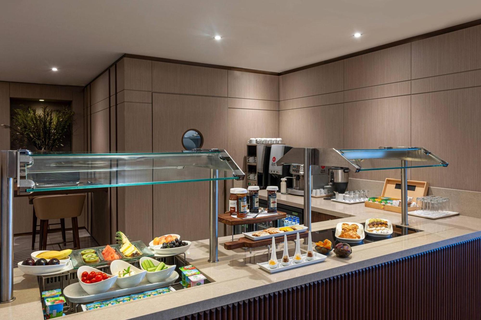 Marmara King Suite with Partial Sea View and Lounge Access