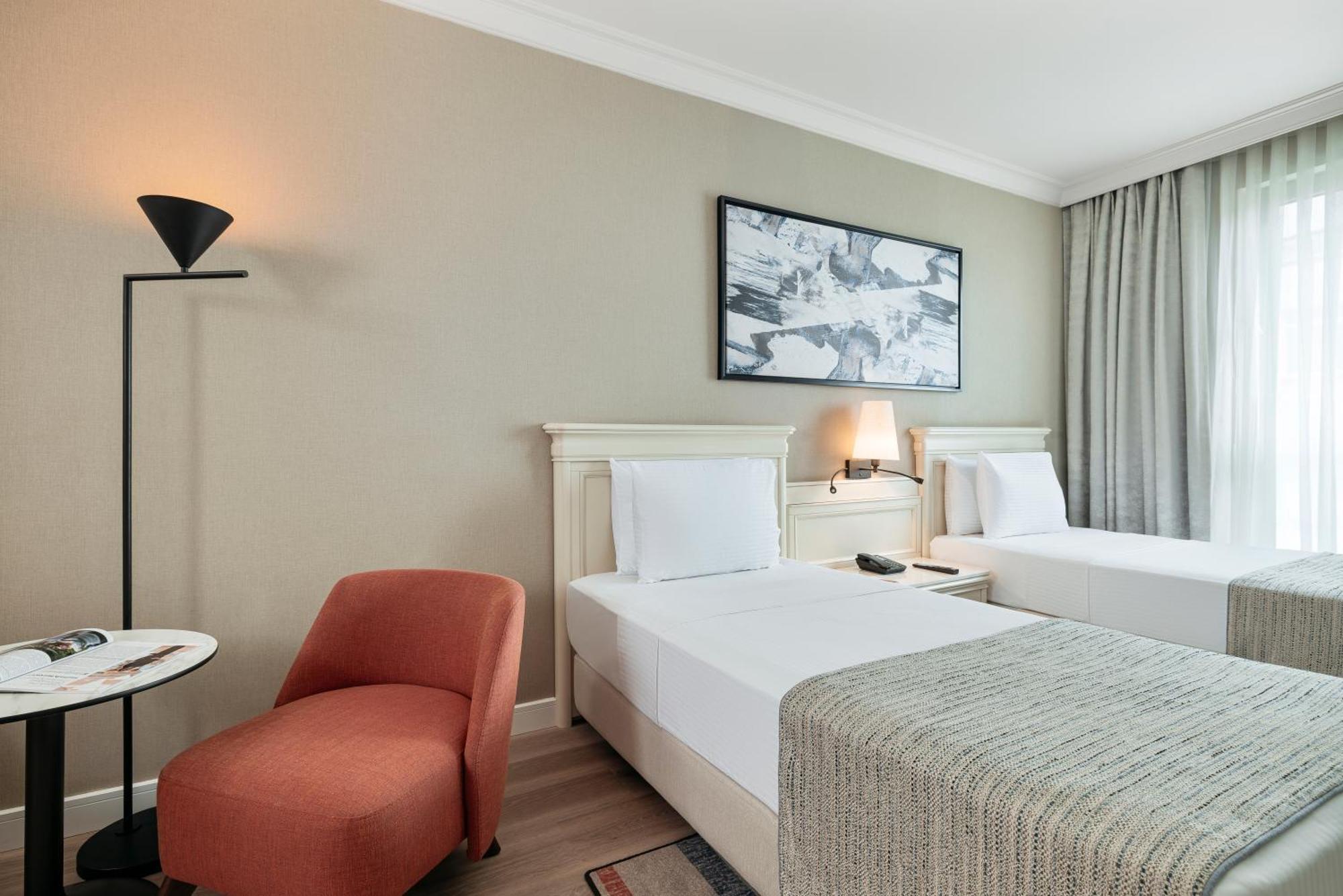 Trendy Room with 2 Single Beds