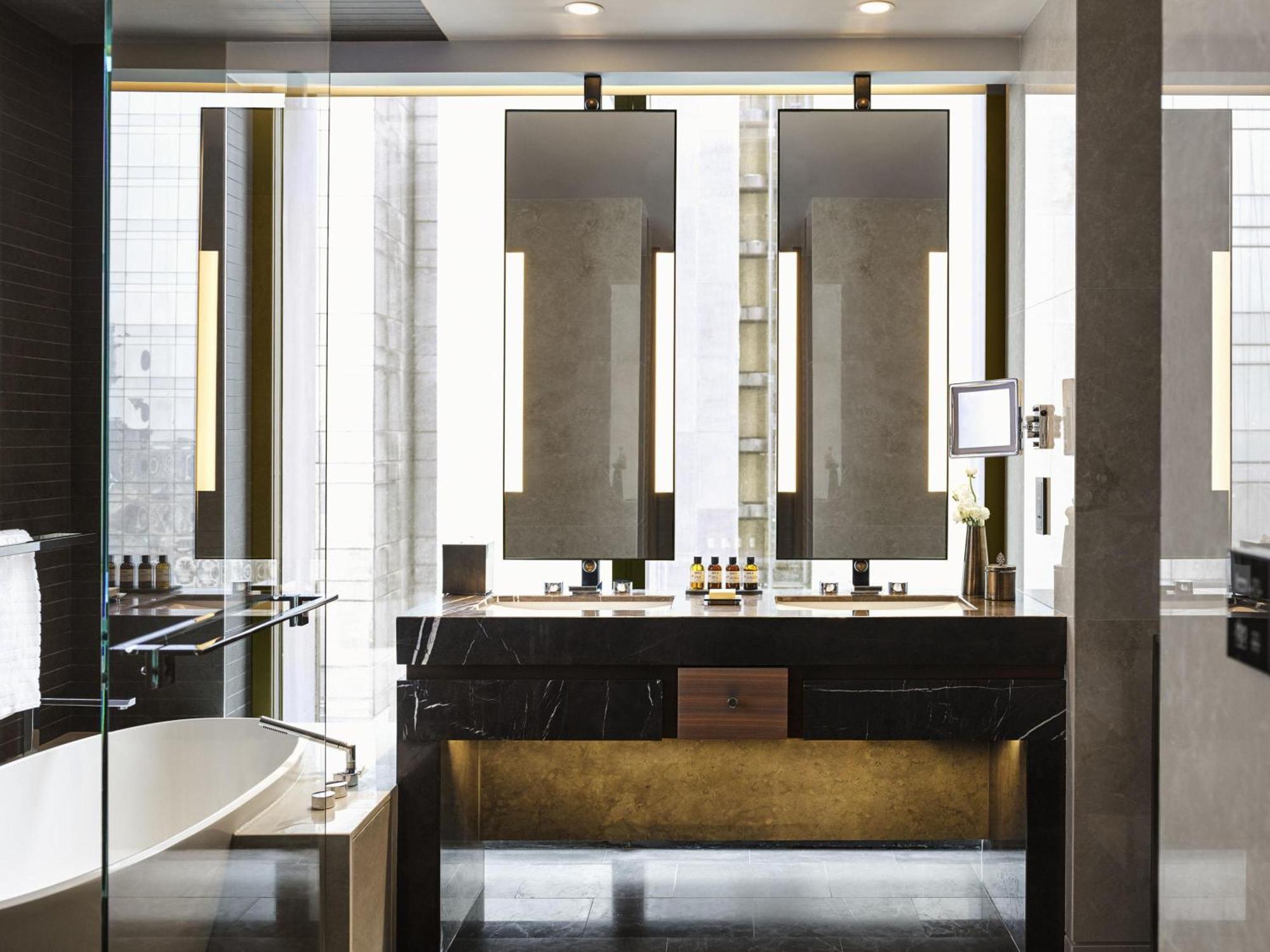 Fairmont Tek Yatak Odalı Süit - 2 Kraliçe Boy Yataklı + Lounge'a Giriş