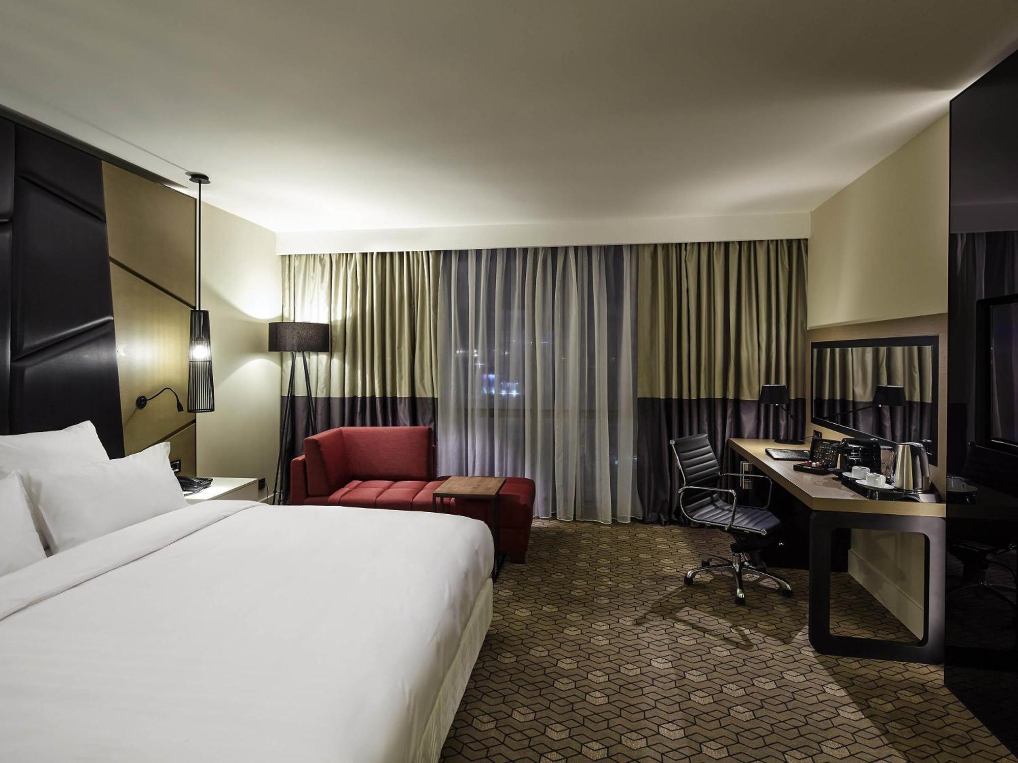 Deluxe Suite with King Bed - Lounge Access