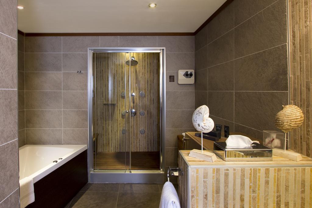 Residential Suite with Hot Tub and Steam Room - Free Access to Spa