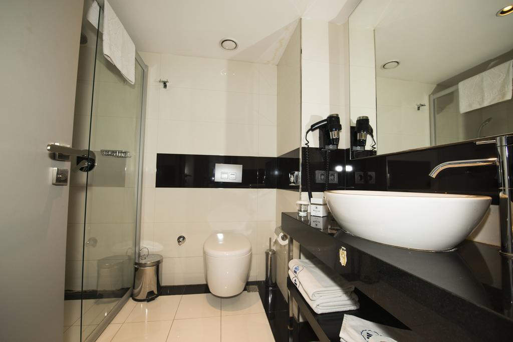 Deluxe Double or Twin Room with Partial Sea View