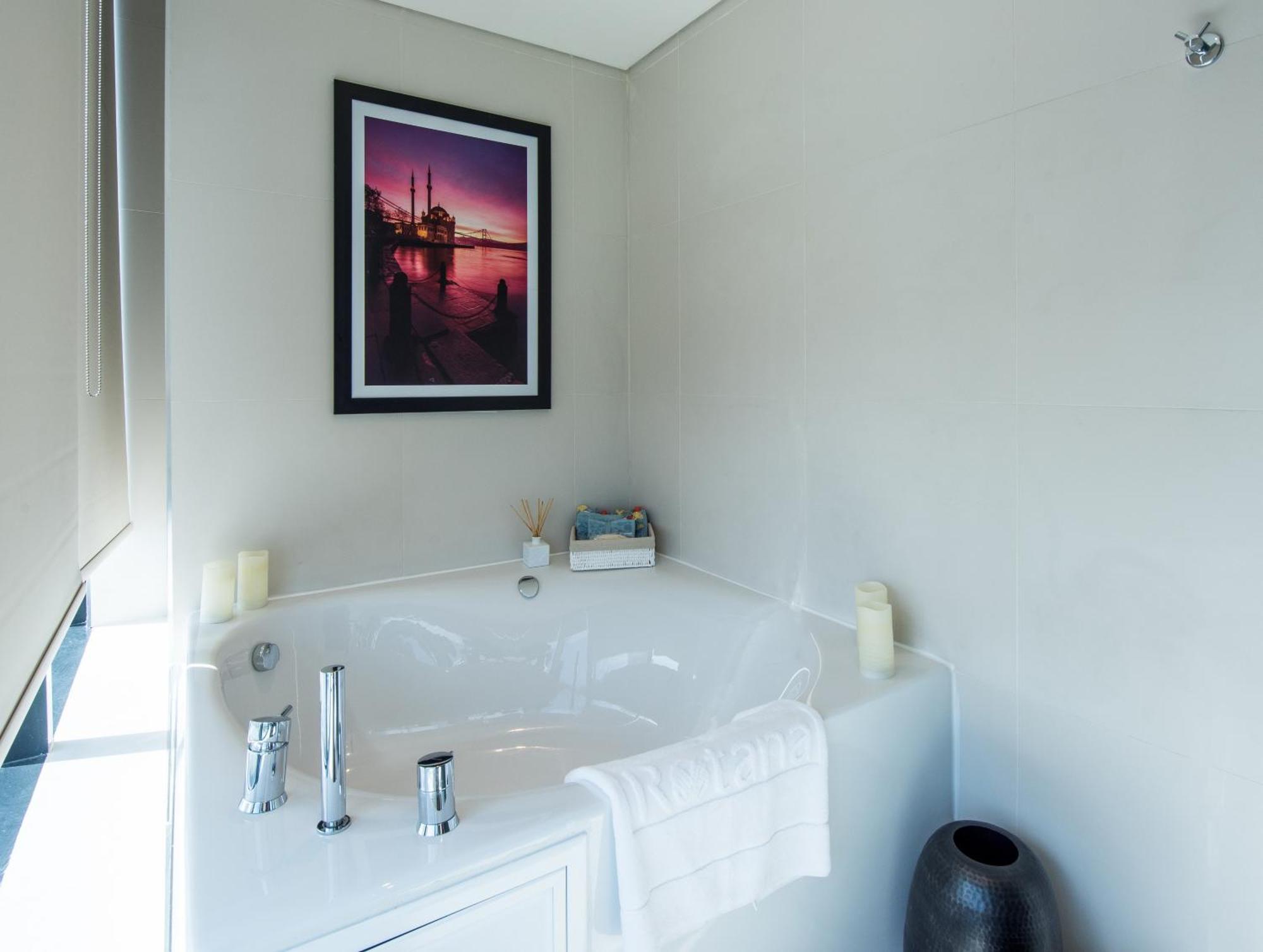 Spacious Centro Corner Suite
