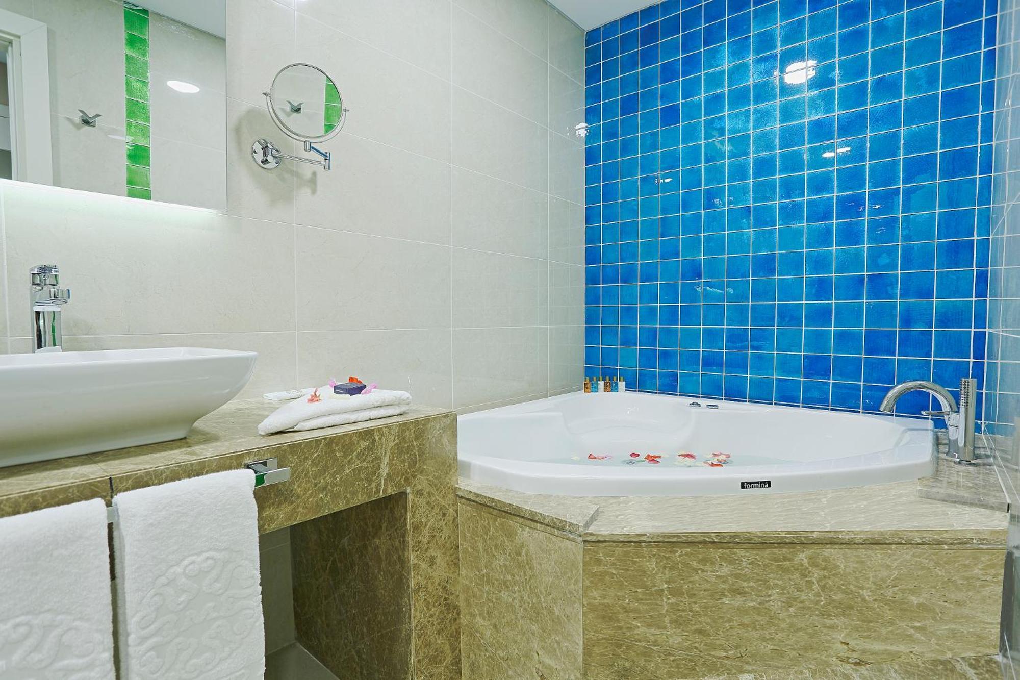 Deluxe Suite mit Whirlpool-Badewanne