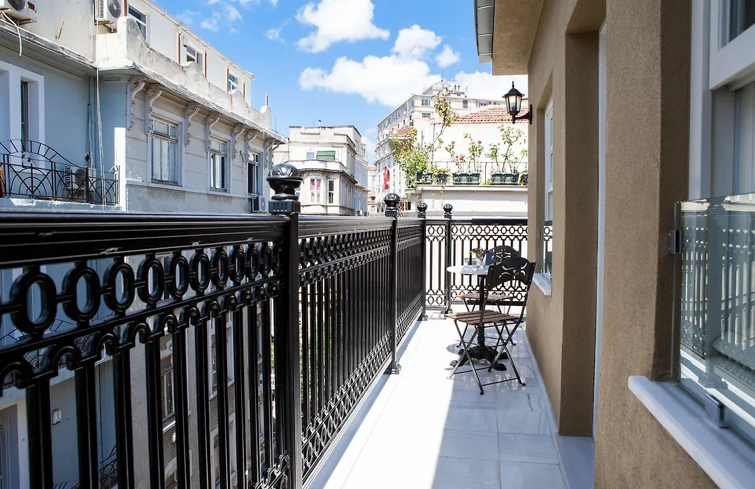 Meroddi Pera Flats-1