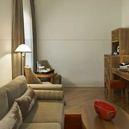 Tomtom Suites-3