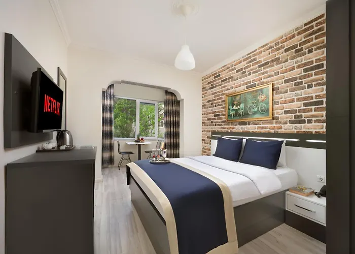 &Suites