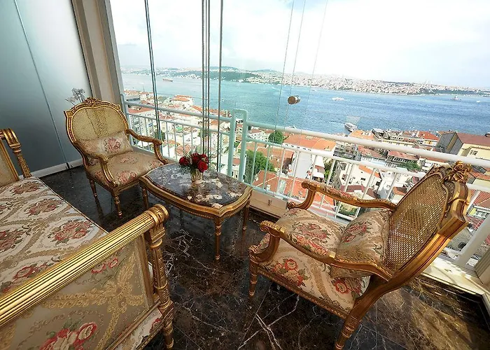 Maroon Bosphorus